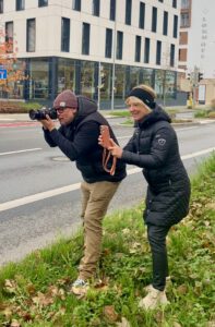 zwei Fotografen stehen an der Straße und warten auf den Snapschuss
